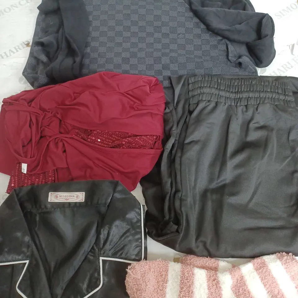 BOX OF APPROXIMATELY 22 ASSORTED CLOTHING ITEMS TO INCLUDE - T-SHIRT , SOCKS , TROUSERS ETC