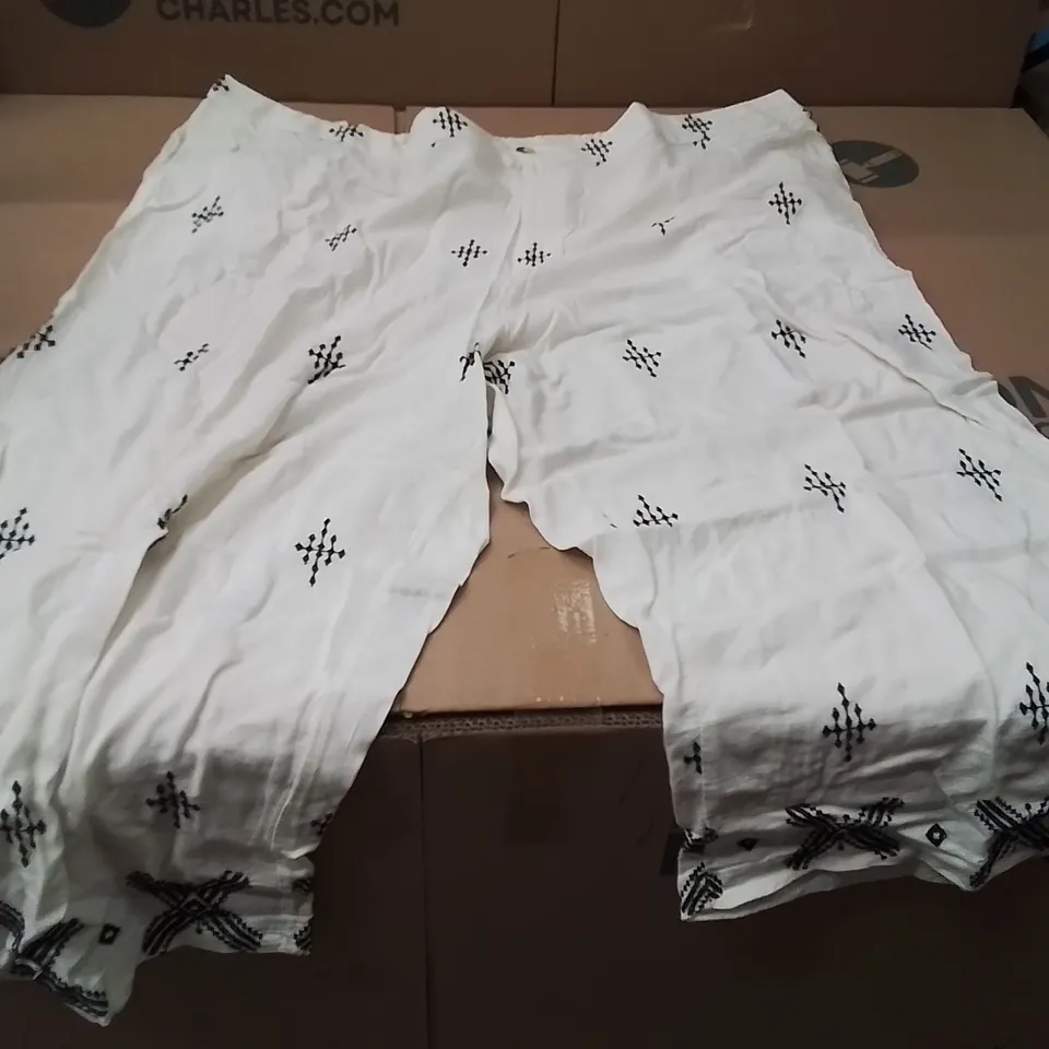 BOXED BRAND NEW APPROXIMATELY 8 JD WILLIAMS TROUSERS IVORY SIZE 8