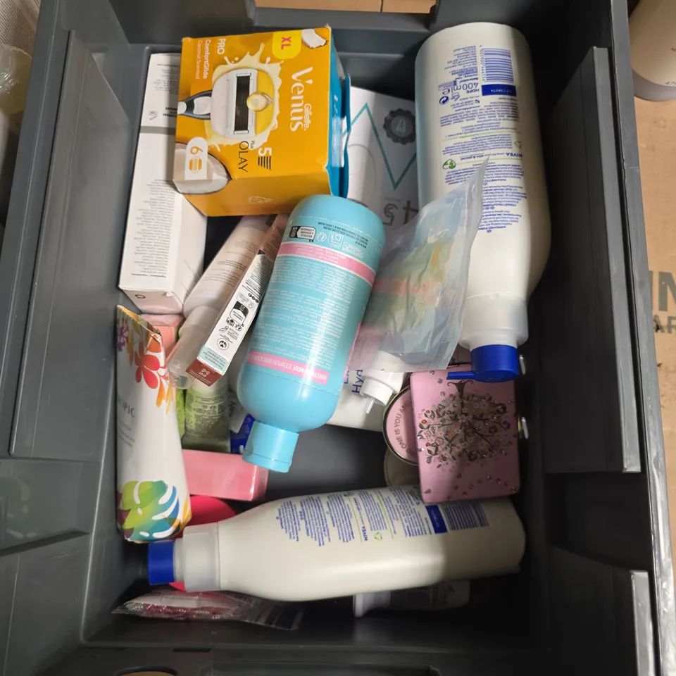 APPROXIMATELY 15 ASSORTED HEALTH & BEAUTY PRODUCTS TO INCLUDE SLEEP PILLOW MIST, CETRABEN MOISTURISING LOTION, HALOGROW HAIR GROWTH SPRAY ETC - COLLECTION ONLY 
