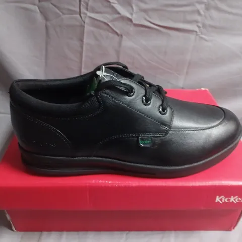 BOXED PAIR OF KICKERS BLACK LEATHER SHOES β SIZE 39