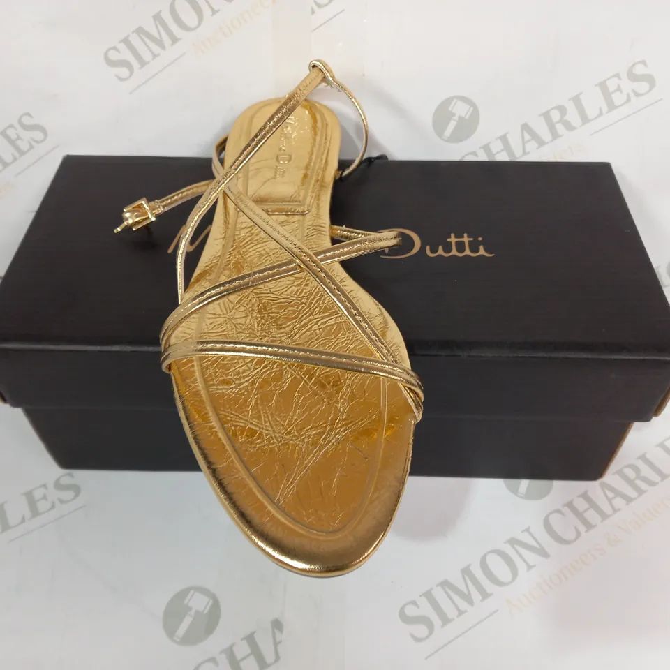 BOXED PAIR OF MASSIMO DUTTI OPEN TOE STRAPPY FLAT SANDALS IN METALLIC GOLD EU SIZE 37