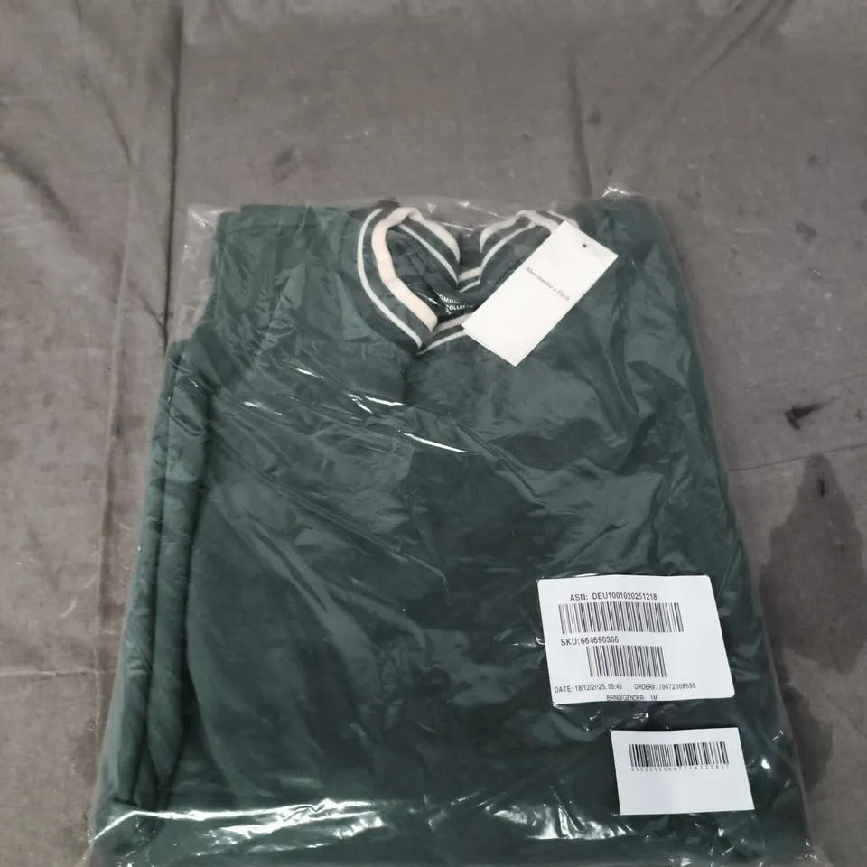 BAGGED ABERCROMBIE AND FITCH TEE - SIZE M