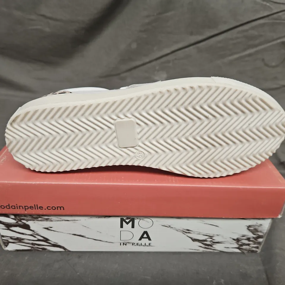 BOXED PAIR OF MODA IN PELLE WHITE LEATHER ZIP UP TRAINERS - UK SIZE 39