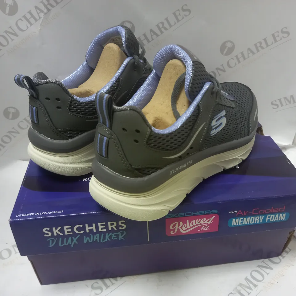 BOXED WOMANS SKETCHERS MACHINE WASHABLE - SIZE 8