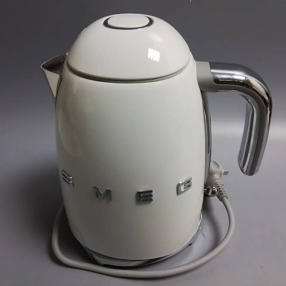 BOXED SMEG KETTLE - WHITE RRP £129.99