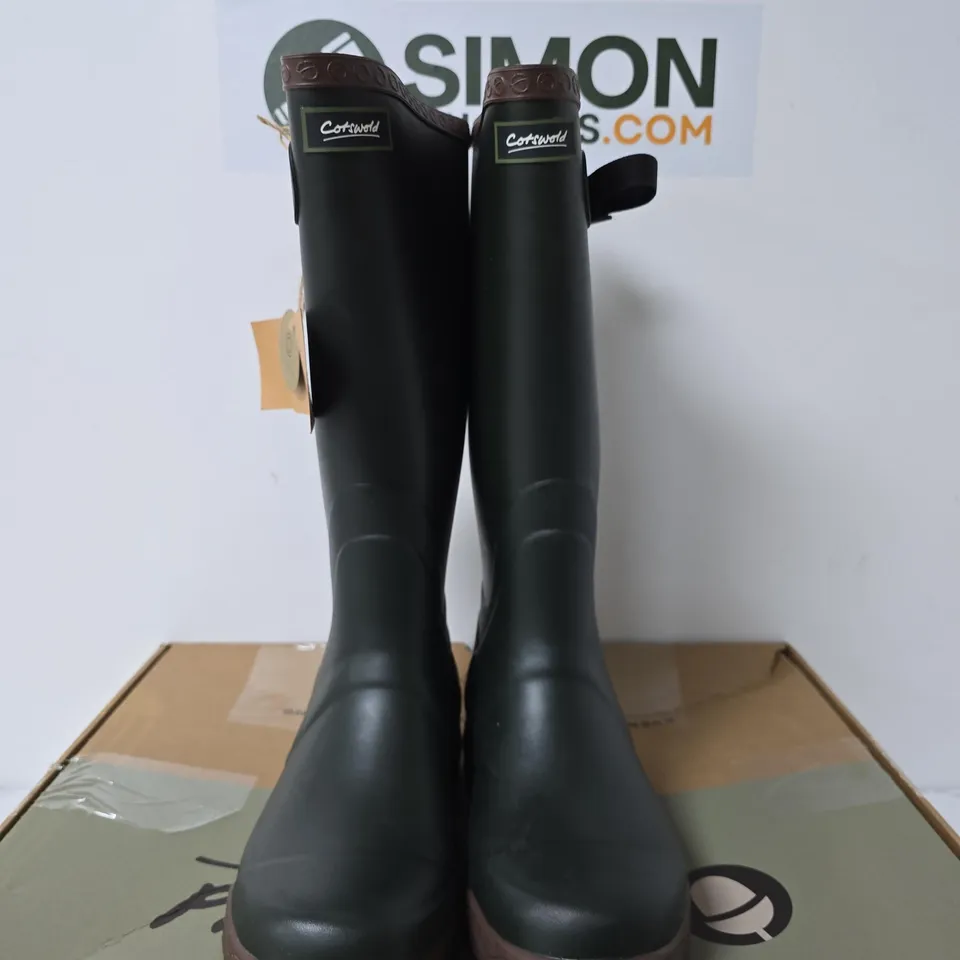 BOXED PAIR OF COTSWOLD COMPASS PREMIUM WELLINGTONS - GREEN - UK 9