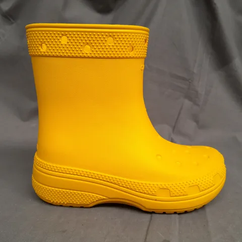 CROCS CLASSIC BOOT IN YELLOW - UK J3