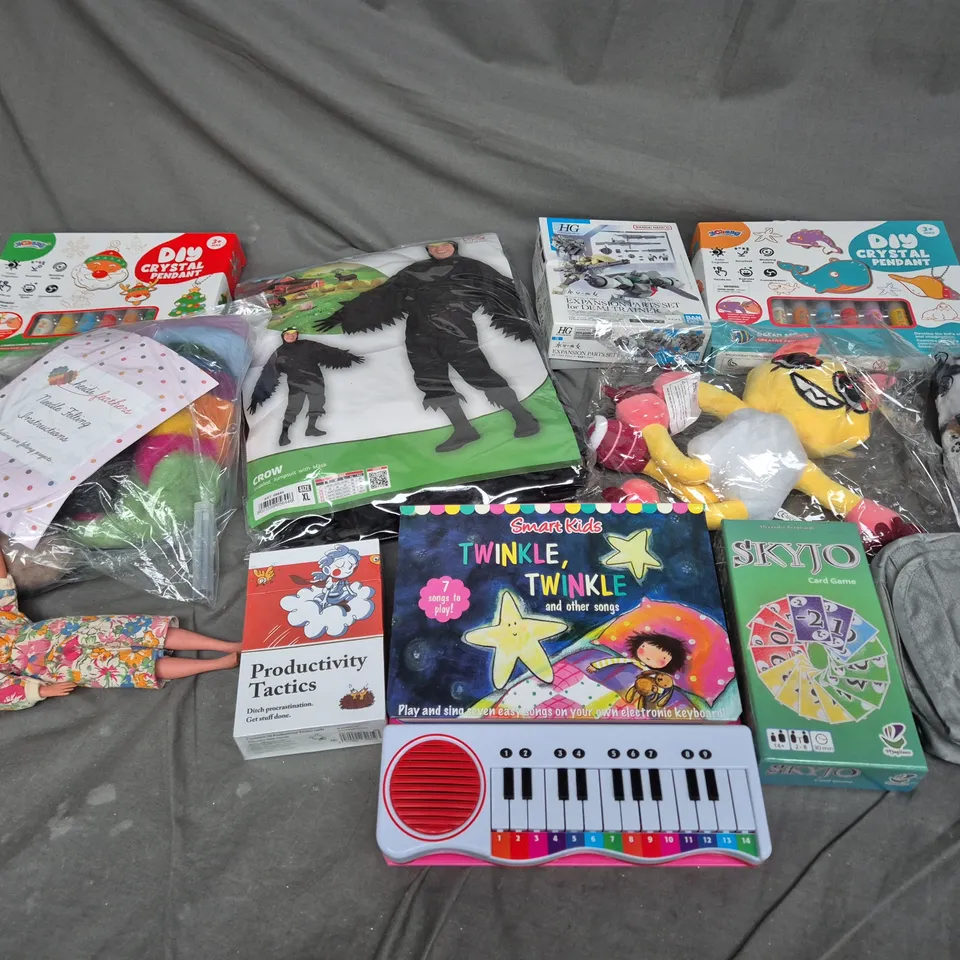 QUANTITY OF ASSORTED TOYS TO INCLUDE CROW COSTUME, DIY CHRISTMAS DECOR, AND SKYJO CARD GAME ETC. 