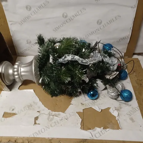 WERCHRISTMAS PRE-LIT DECORATIVE CHRISTMAS TREE