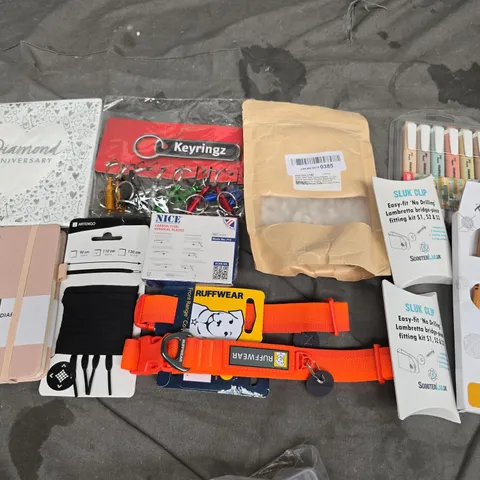 LOT OF APPROXIMATELY 20 ASSORTED HOUSEHOLD ITEMS TO INCLUDE DOG COLLARS, STABILO HIGHLIGHTERS AND DIARY