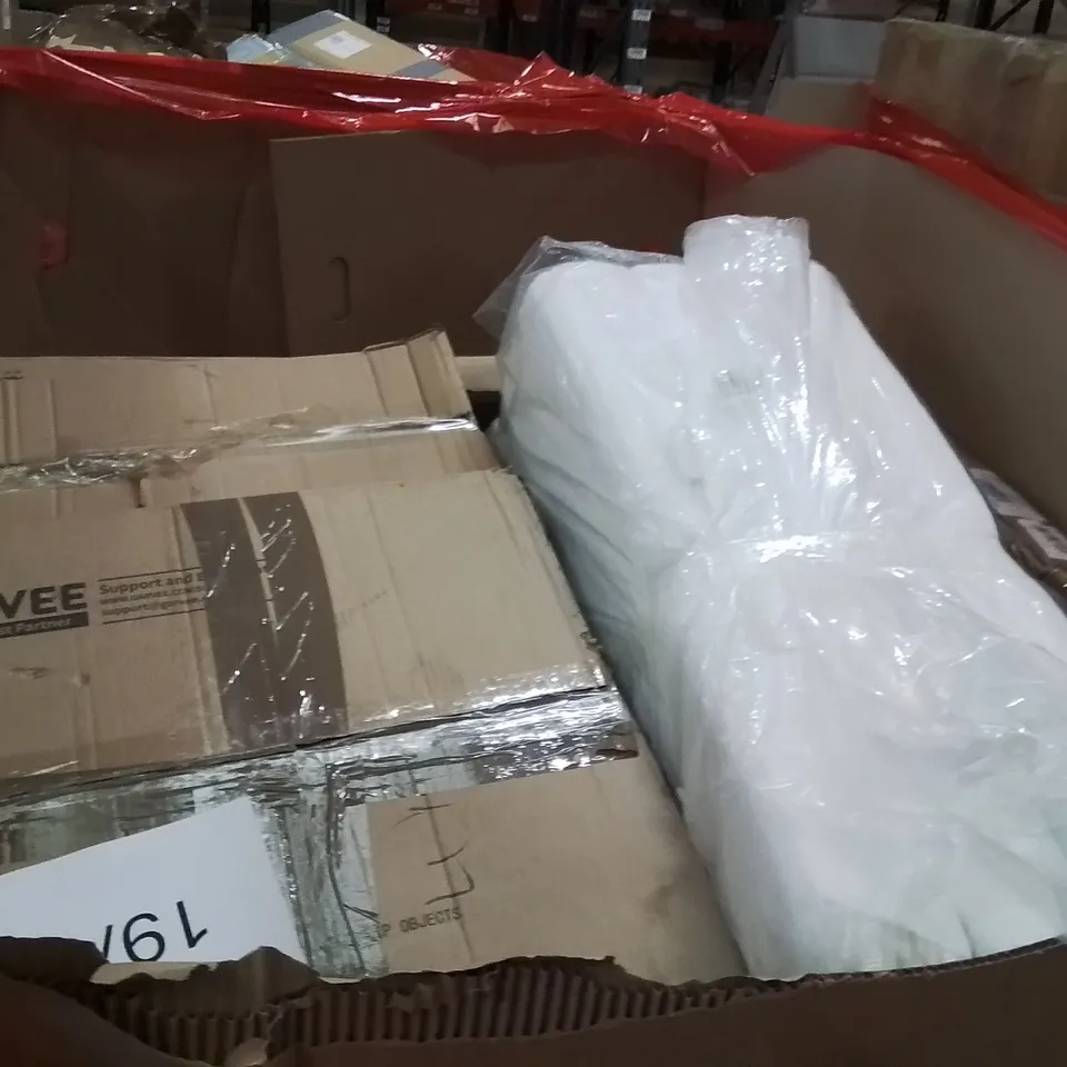 PALLET OF ASSORTED HOUSEHOLD GOODS AND PRODUCTS TO INCLUDE;BABY CHANGING MAT,KIDS MAKE A MONSTER TOY,DOG GRASS PAD
