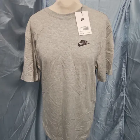 NIKE MENS CLUB TEE IN GREY - M