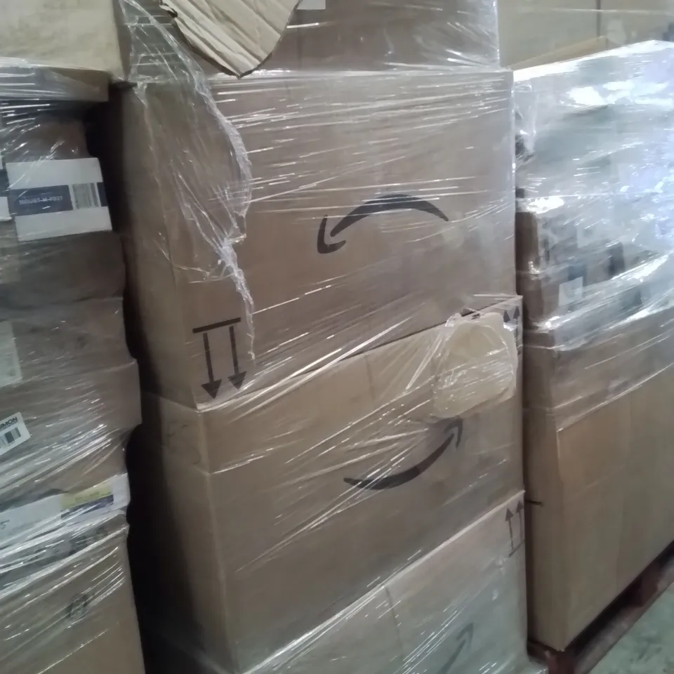 PALLET CONTAINING A LARGE QUANTITY OF INSOLES