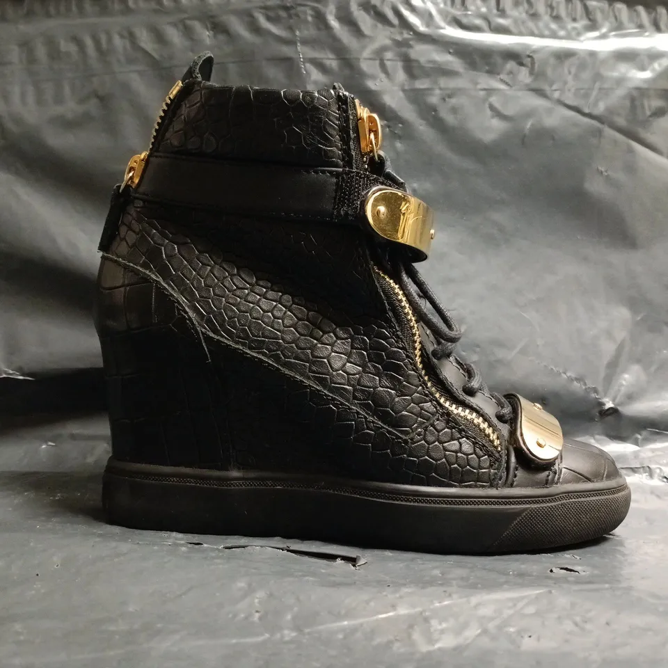 BOXED PAIR OF GIUSEPPE ZANOTTI LORENZ CROC-EMBOSSED LEATHER WEDGE SNEAKERS IN BLACK W. GOLD-TONE DETAIL SIZE EU 36