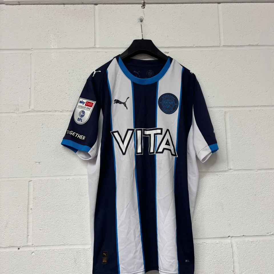 STOCKPORT COUNTY F.C LEAGUE ONE MATCH WORN AWAY SHIRT IN BLUE/WHITE - EU M / CHE GARDNER #48