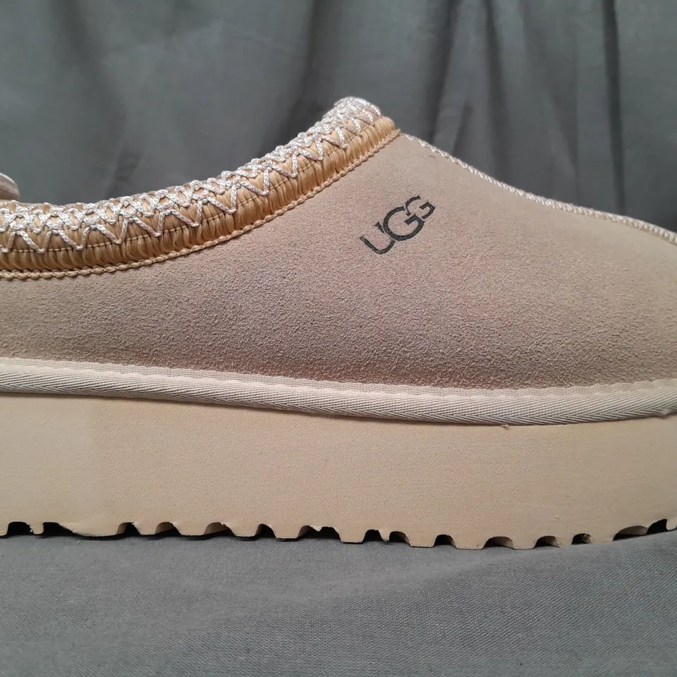 BOXED PAIR OF UGG PLATFORM SHOES IN BEIGE UK SIZE 6
