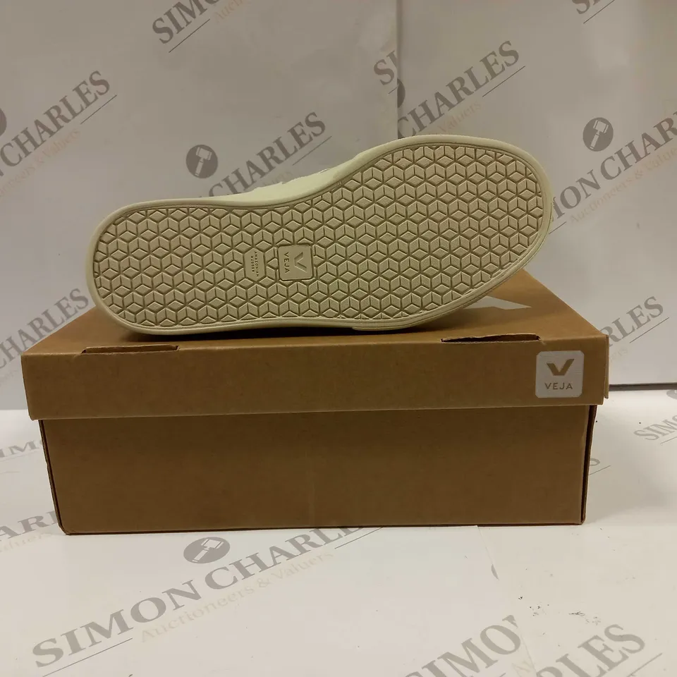 BOXED PAIR OF VEJA CAMPO SNEAKERS UK SIZE 5