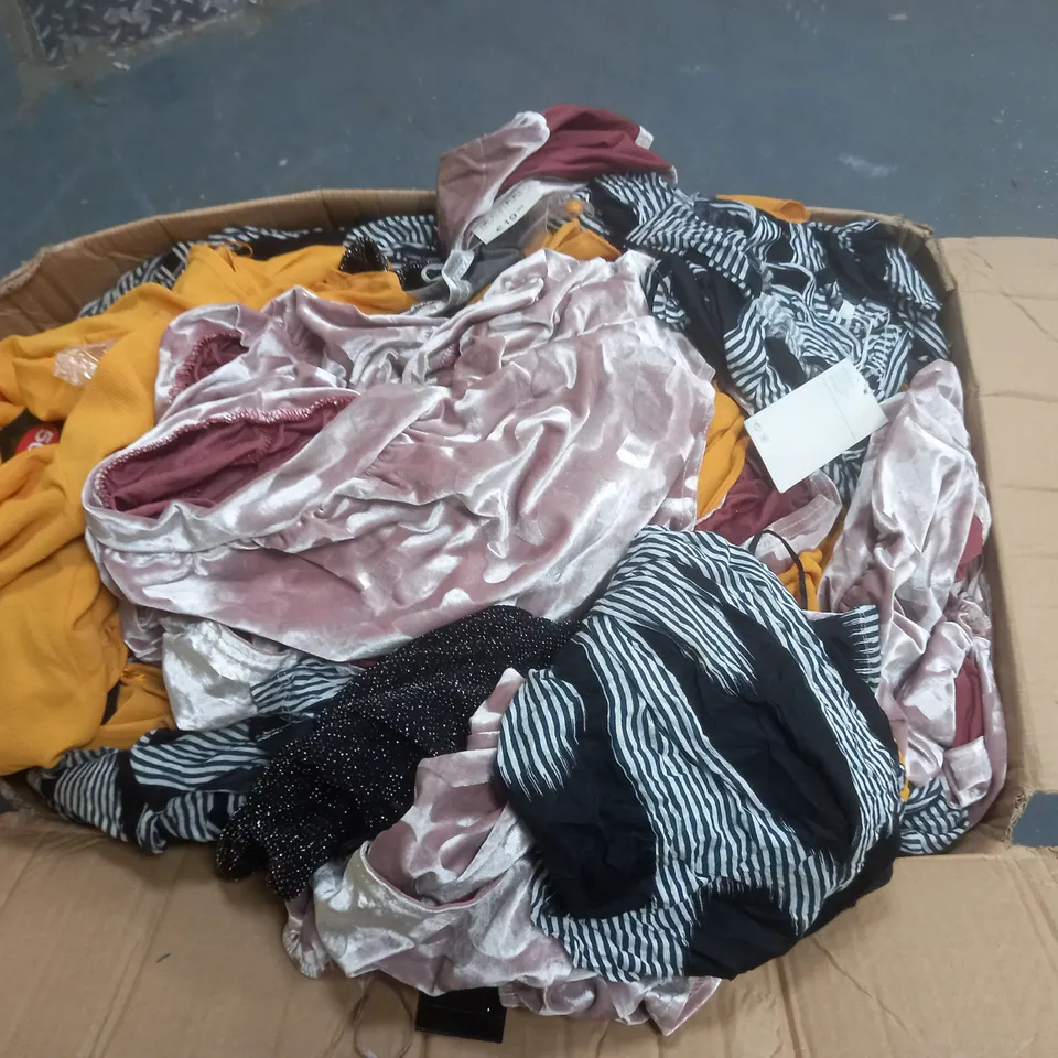 APPROXIMATELY 150 ASSORTED CLOTHING ITEMS. VARIOUS SIZES, COLOURS AND STYLES