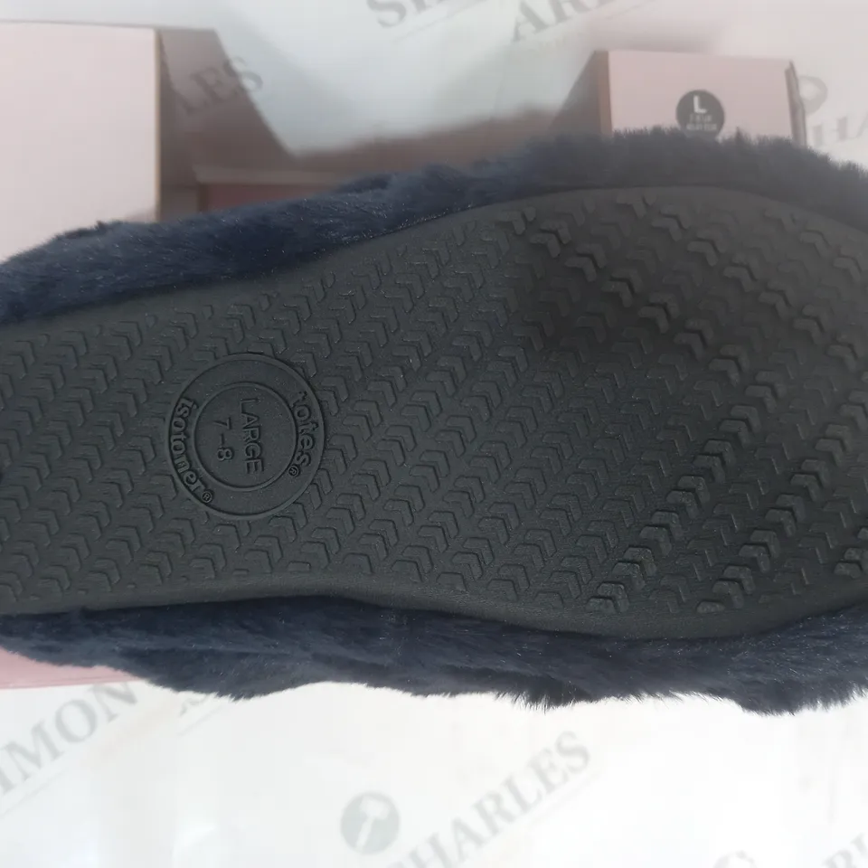 BOXED PAIR OF TOTES ISOTONER PILLOWSTEP WOMEN'S MULE SLIPPERS IN NAVY UK SIZE 7-8