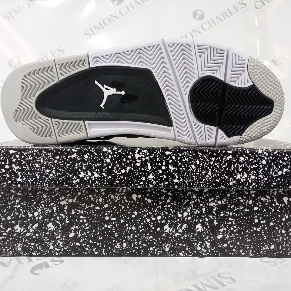 BOXED PAIR OF NIKE AIR JORDAN 4 RETRO SHOES IN WHITE/BLACK UK SIZE 8.5