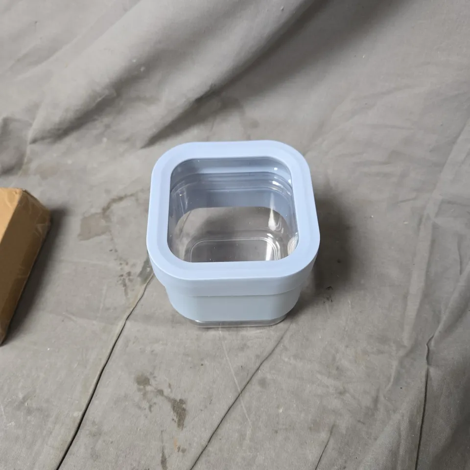 BOX OF APPROXIMATELY 10 ASSORTED HOUSEHOLD ITEMS INCLUDING ADJUSTABLE CONTAINER AND RATCHET DRIVER BIT SET