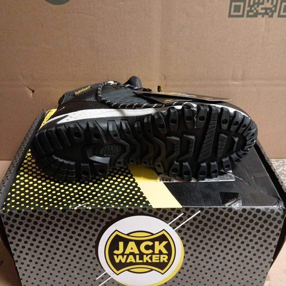 BOXED PAIR OF JACK WALKER MEN'S HIKING BOOTS BLACK – UK 7 