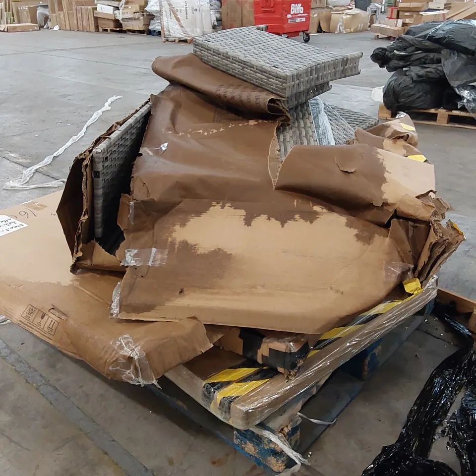 PALLET OF ASSORTED GARDEN FURNITURE PARTS