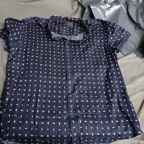 MEN'S NAVY SHIRT WITH PINK/WHITE DASH PATTERN – BUTTON-FRONT SIZE L