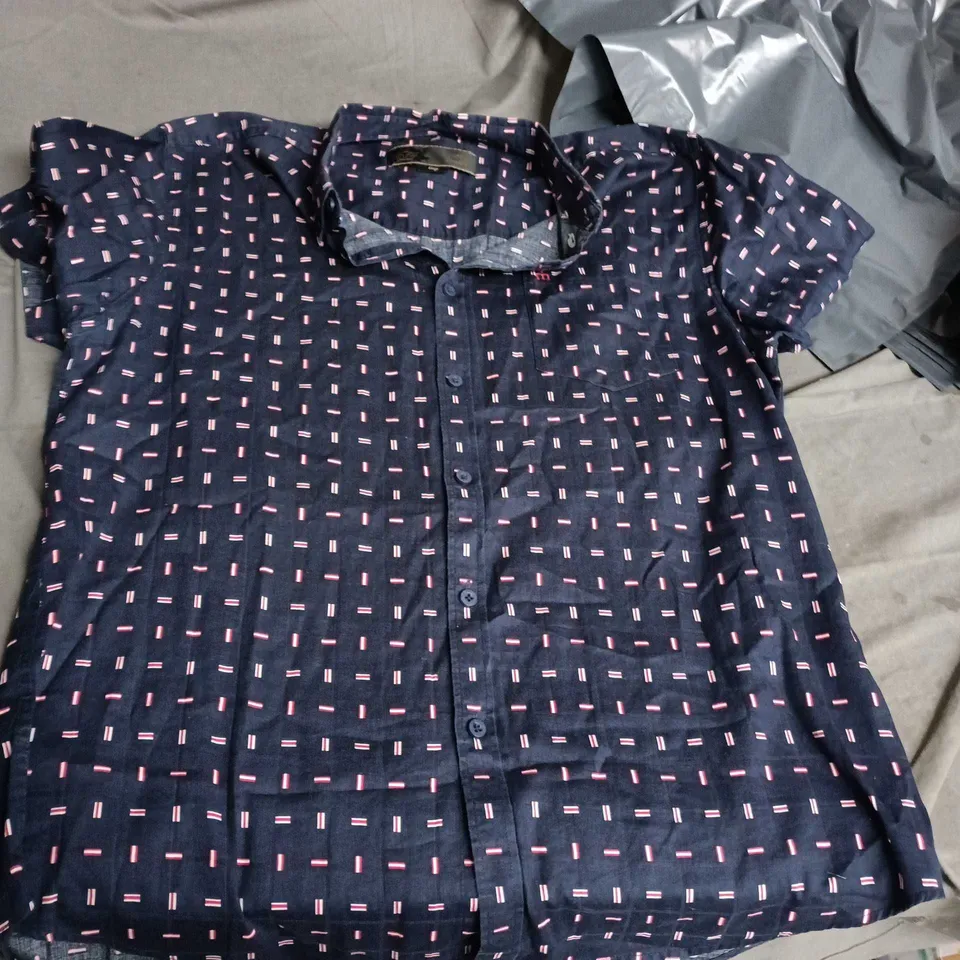MEN'S NAVY SHIRT WITH PINK/WHITE DASH PATTERN – BUTTON-FRONT SIZE L
