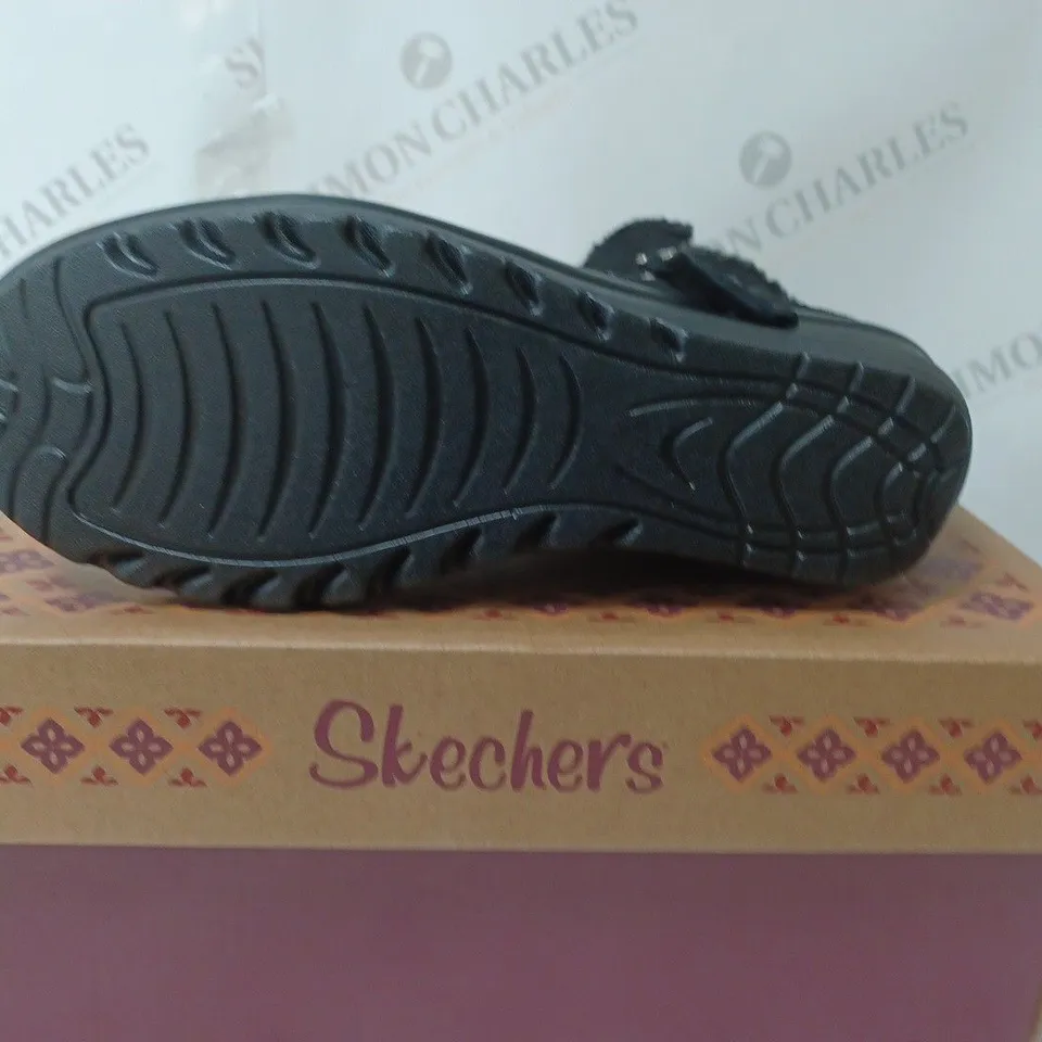 BOXED PAIR OF SKECHERS PARALLEL OFF HOURS SIDE ZIP BOOT BLACK SIZE 5.5
