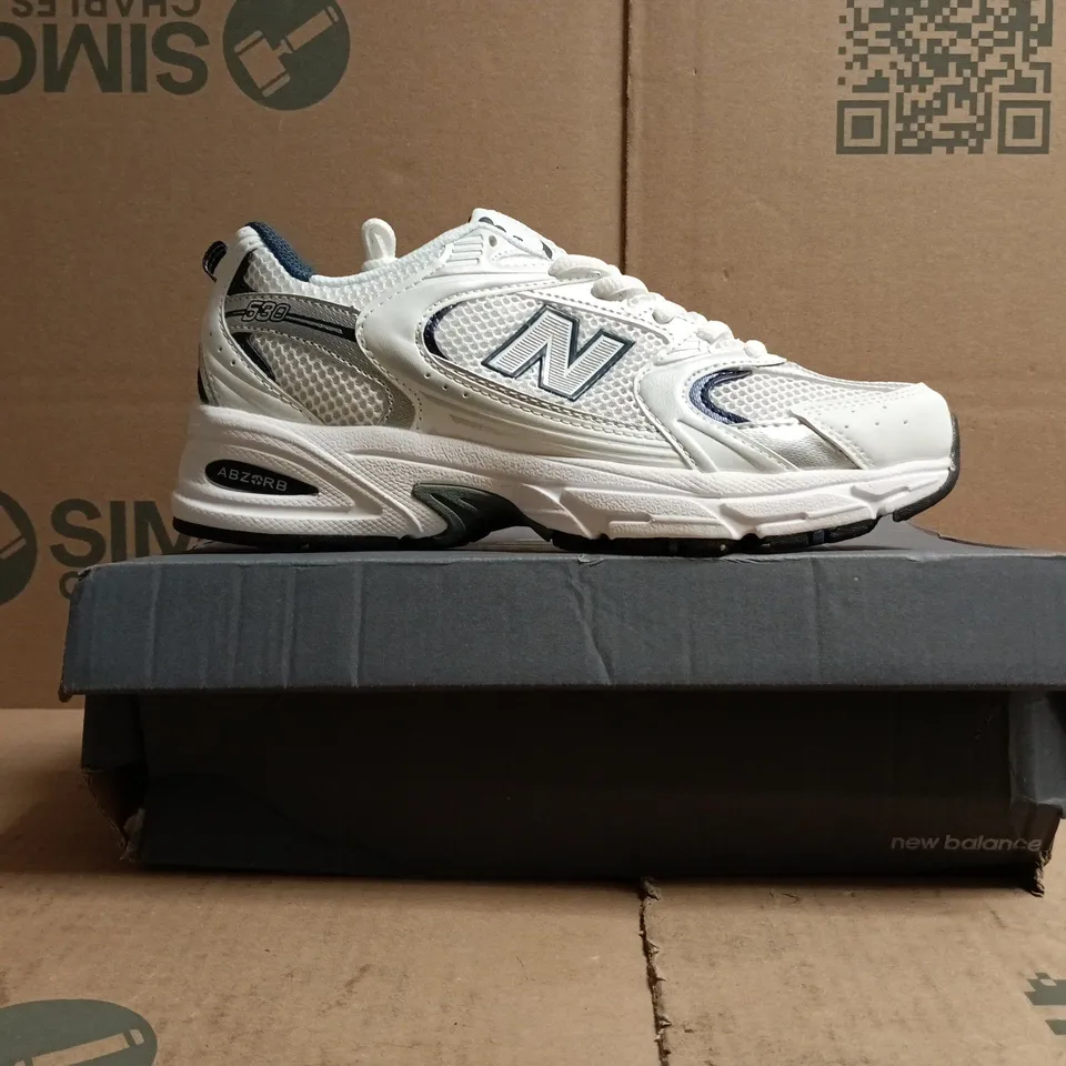 BOXED PAIR OF NEW BALANCE 530 TRAINERS IN WHITE/NAVY/SILVER SIZE UK 6.5
