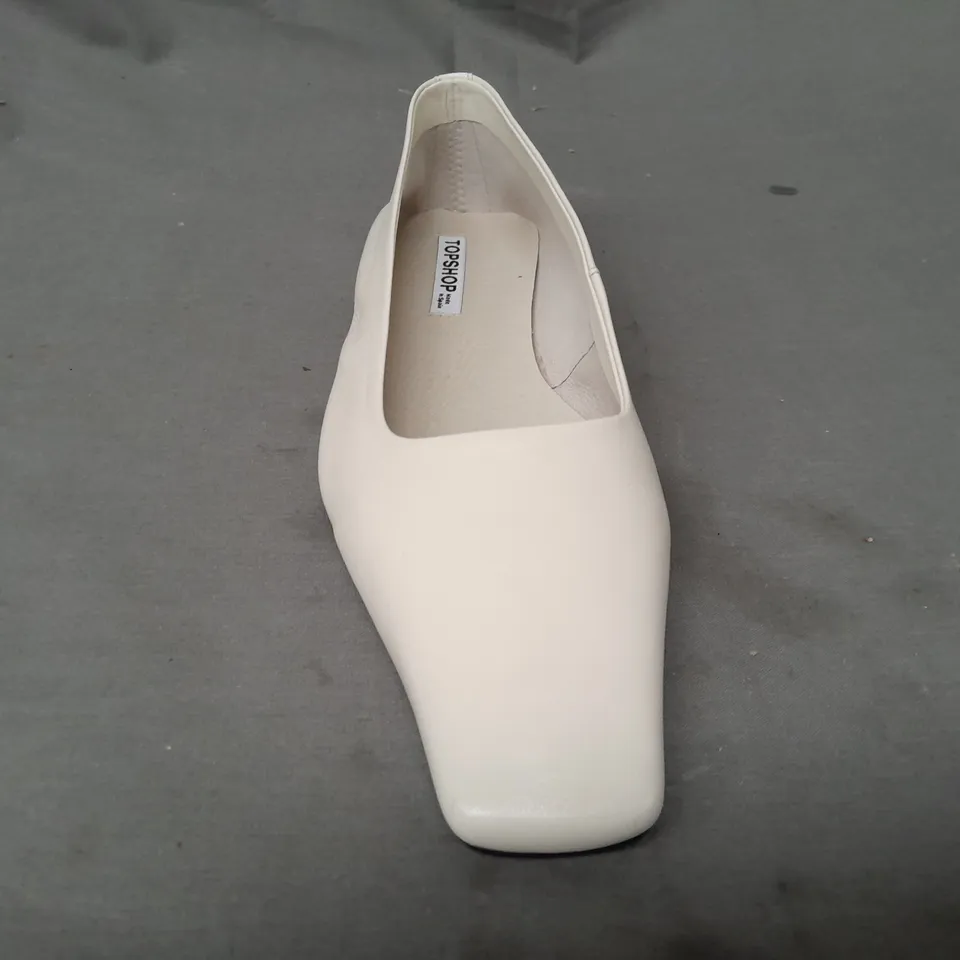 BOXED PAIR OF TOPSHOP SQUARED TOE BALLET FLATS IN OFF-WHITE EU SIZE 39