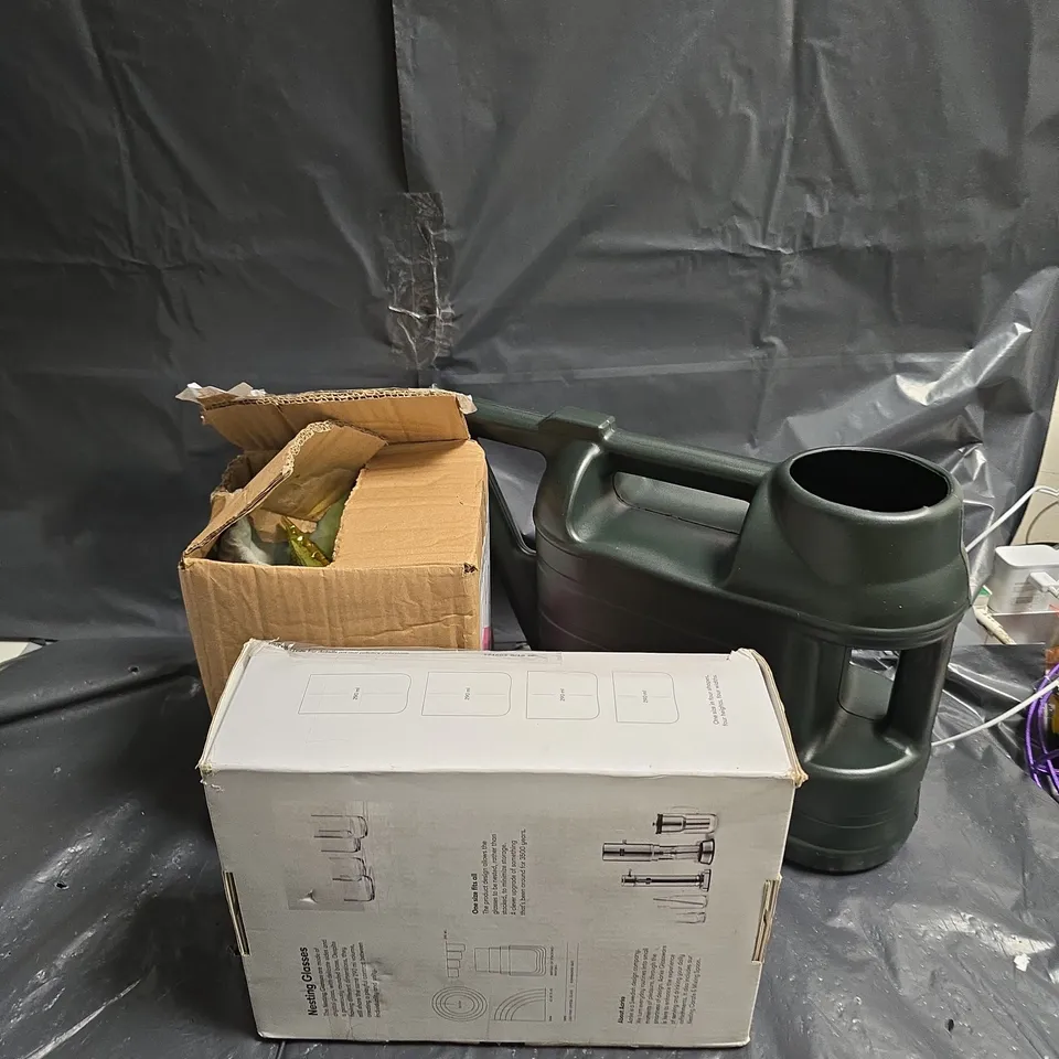 BOX OF APPROXIMATELY 10 ASSORTED HOUSEHOLD GOODS TO INCLUDE WATERING JUG , NESTING GLASSES , ETC 