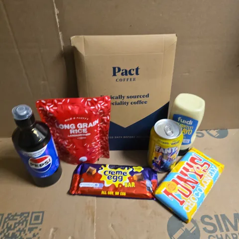 APPROXIMATELY 12 ASSORTED FOOD & DRINK ITEMS TO INCLUDE CREME EGG BAR, FANTA LEMON, PEPSI SODASTREAM DRINK MIX, ETC - COLLECTION ONLY