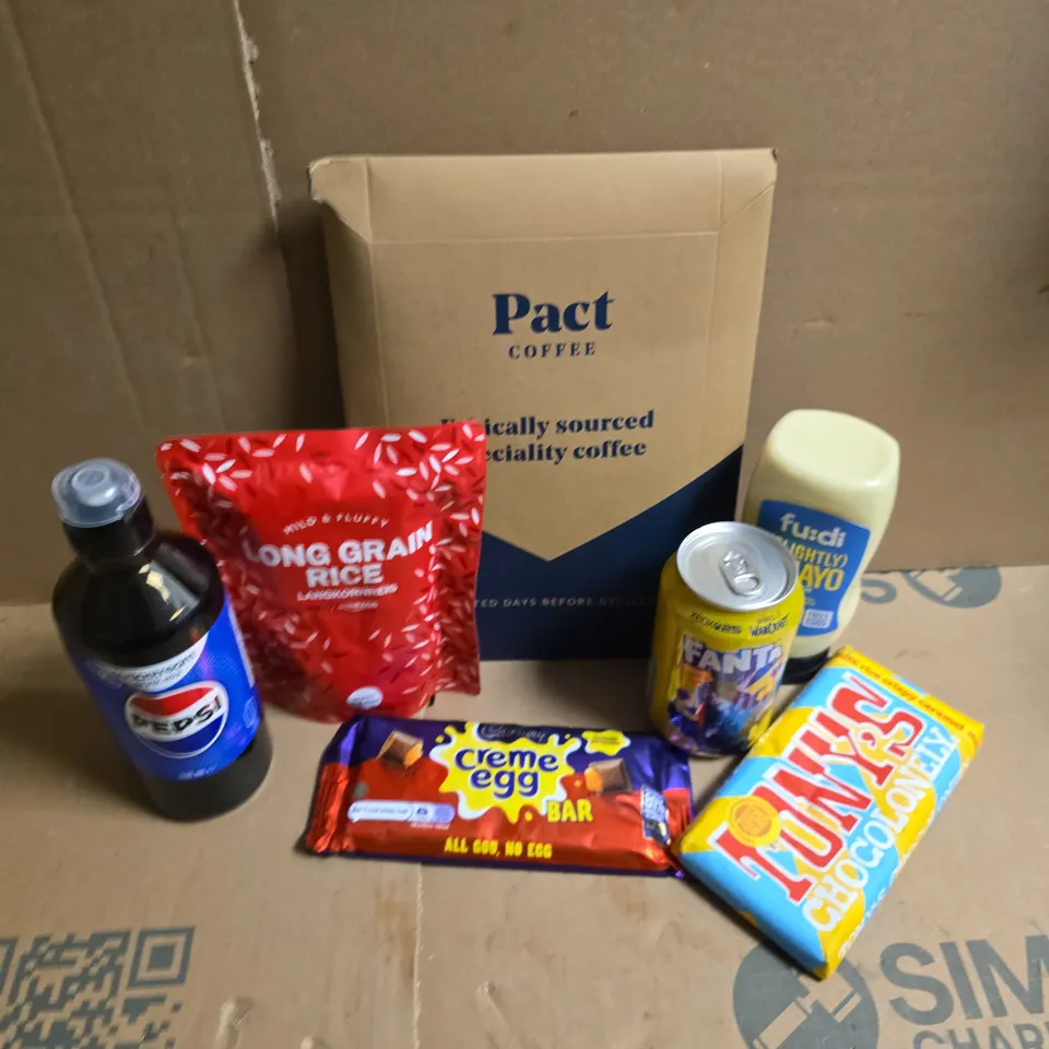 APPROXIMATELY 12 ASSORTED FOOD & DRINK ITEMS TO INCLUDE CREME EGG BAR, FANTA LEMON, PEPSI SODASTREAM DRINK MIX, ETC - COLLECTION ONLY
