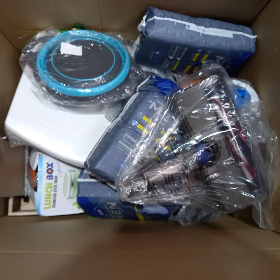LOT OF ASSORTED ITEMS TO INCLUDE 4 PACK OF SEAT CUSHIONS - WATER BOTTLES - CAT TUNNEL / COLLECTION ONLY 