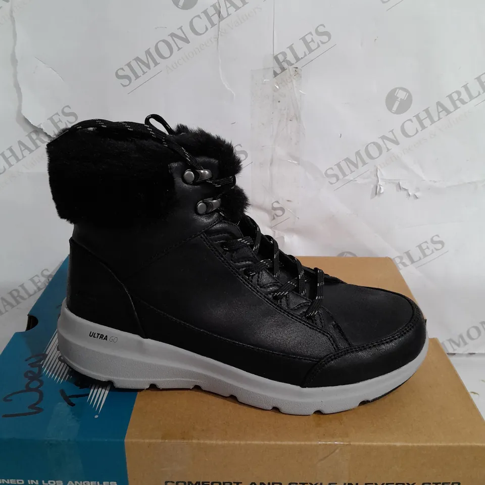 BOXED SKECHERS GLACIAL ULTRA COZYLY BOOTS, BLACK - SIZE 4 