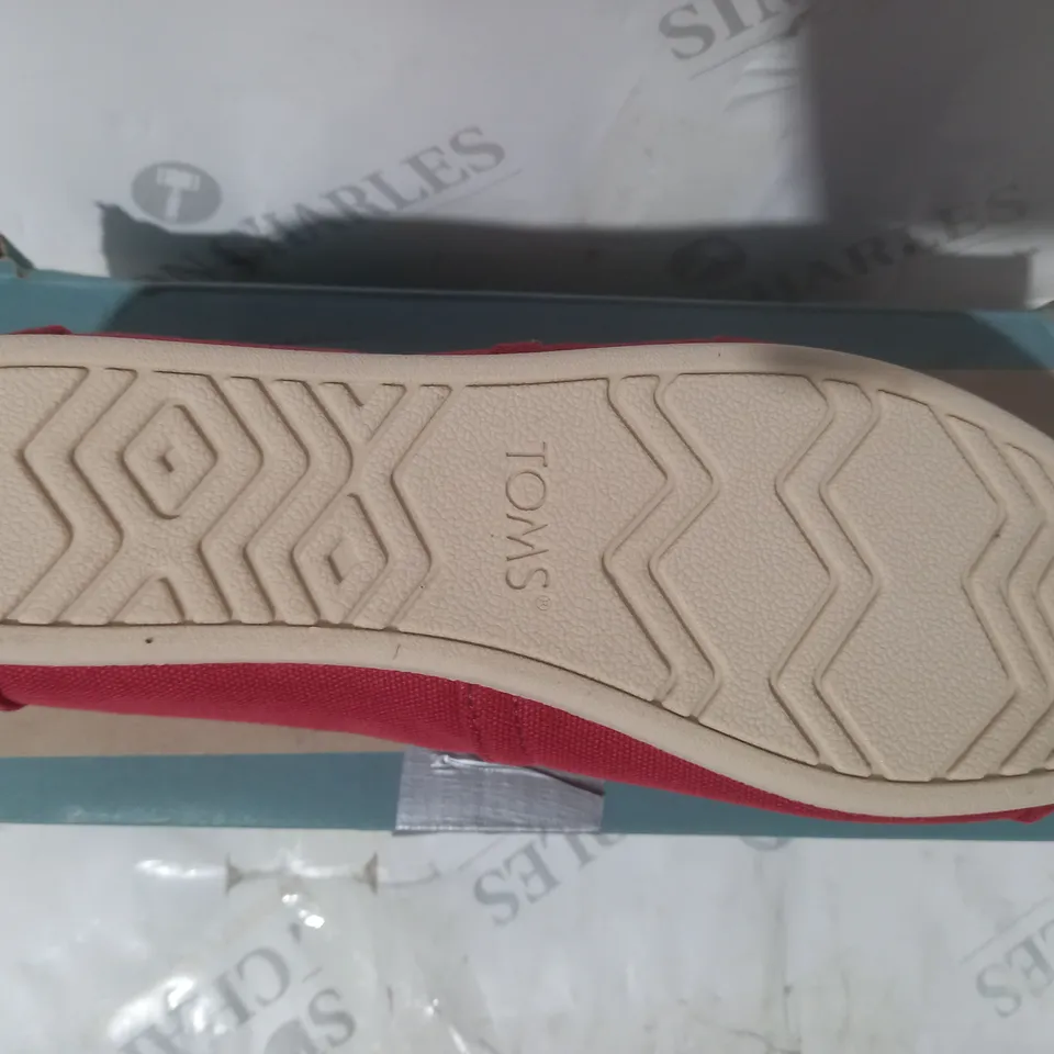 BOXED PAIR OF TOMS SLIP-ON SHOES IN RED UK SIZE 7.5