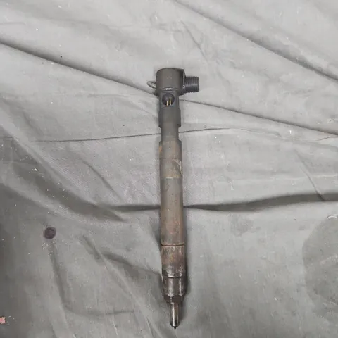 DIESEL FUEL INJECTOR - VEHICLE PART (USED)