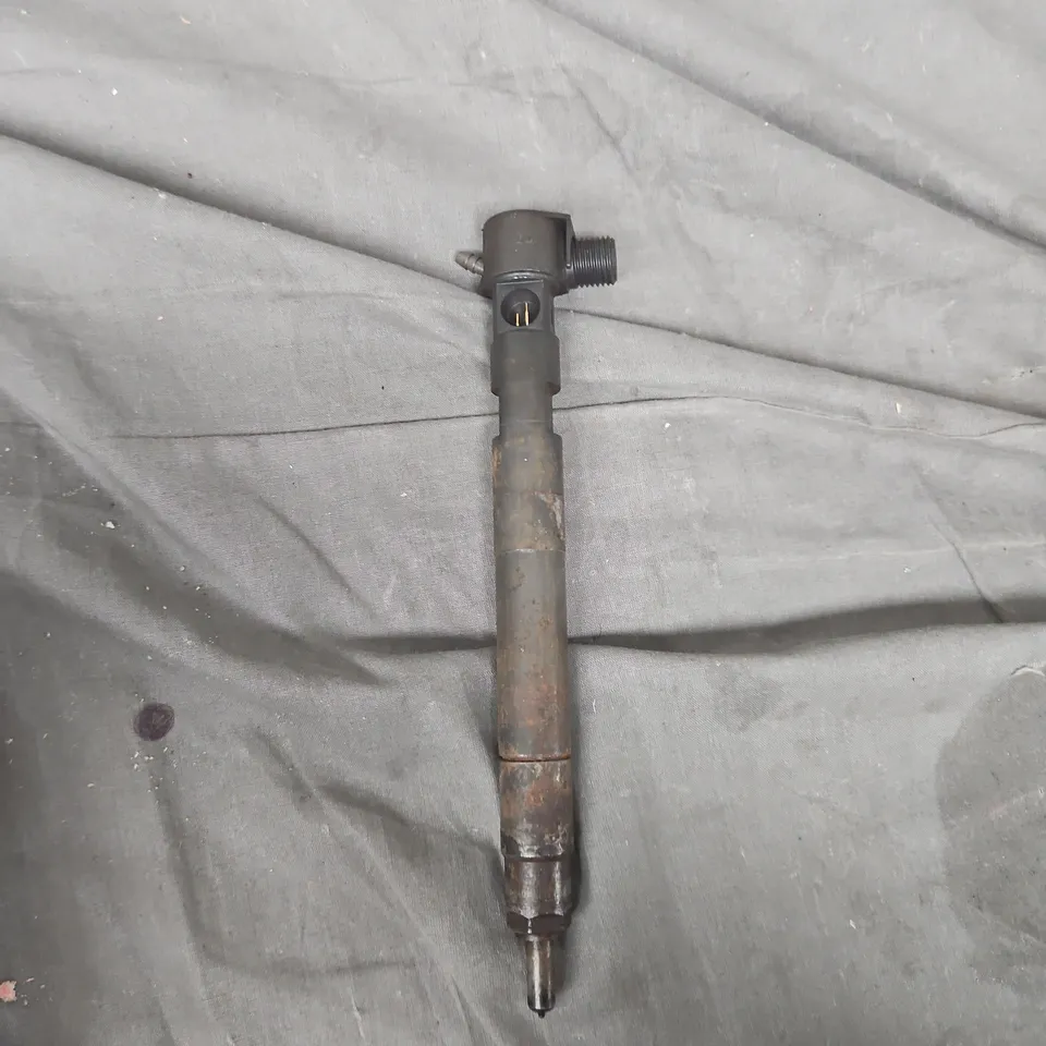 DIESEL FUEL INJECTOR - VEHICLE PART (USED)
