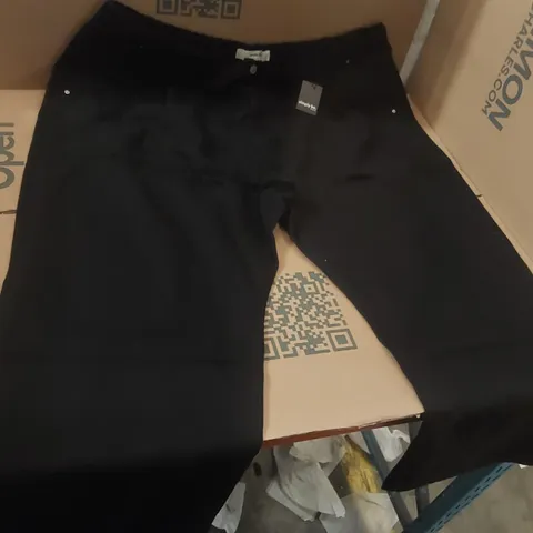 BOX CONTAINING APPROXIMATELY 7x BRAND NEW SIMPLY BE WASHED BLACK PLEAT DETAIL JEANS - SIZE 28R