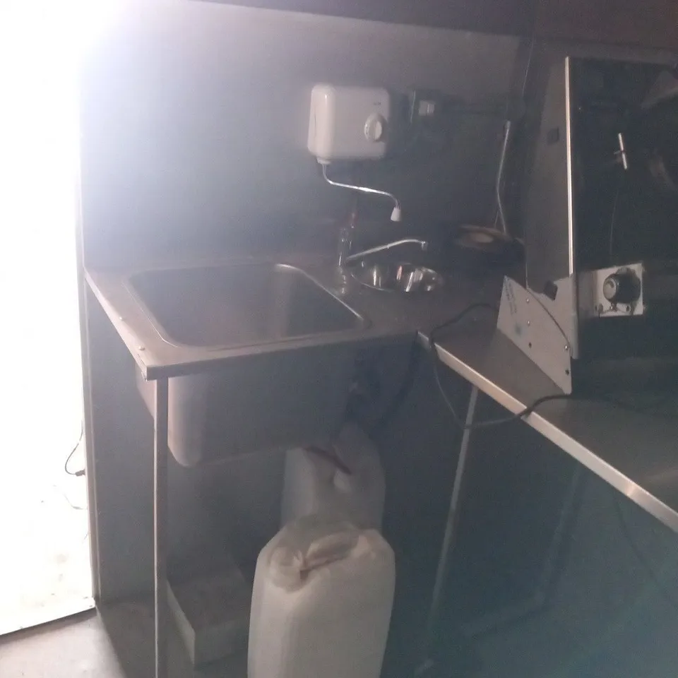 TOWABLE MOBILE FOOD TRAILER WITH SERVING HATCH, PIZZA OVEN, 2 BOTTLE FRIDGES, HANDWASH STATION AND DOUGH ROLLER