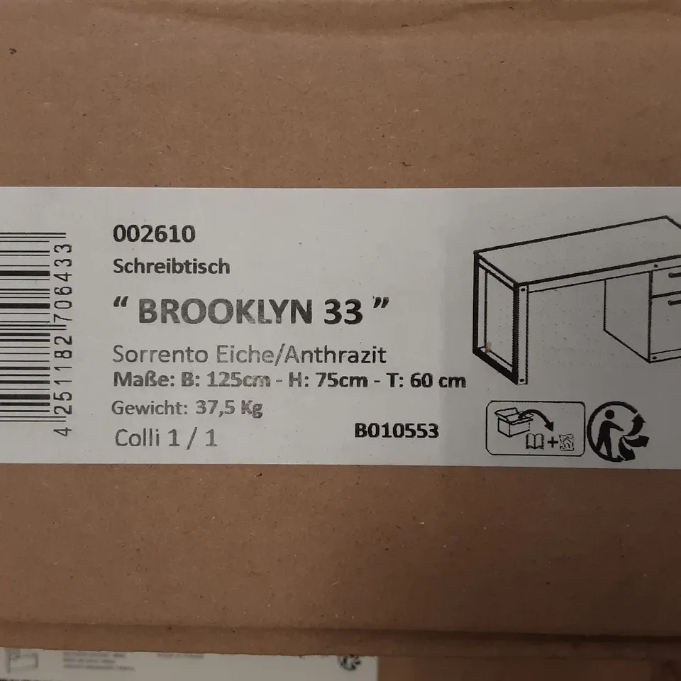 BOXED BROOKLYN 33 DESK IN ANTHRACITE/ SORRENTO OAK - B: 125CM - H: 75CM - T: 60 CM