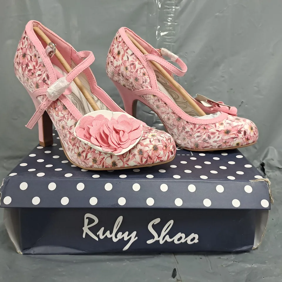 BOXED PAIR OF RUBY SHOO HEELED SHOES IN PINK/WHITE FLORAL DESIGN W. FABRIC DETAIL SIZE UK 6