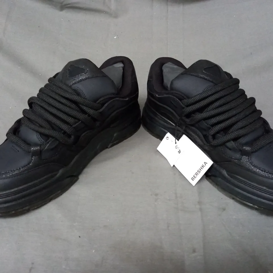 PAIR OF BERSHKA SHOES IN BLACK UK SIZE 8