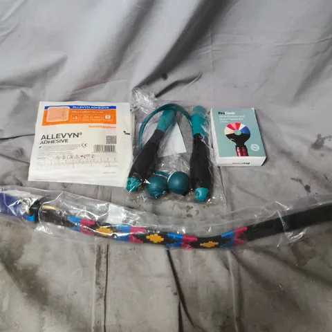 APPROXIMATELY 20 ASSORTED HOUSEHOLD ITEMS TO INCLUDE SKIPPING ROPE, ALLEVYN DRESSINGS AND A COLOURFUL DOG COLLAR