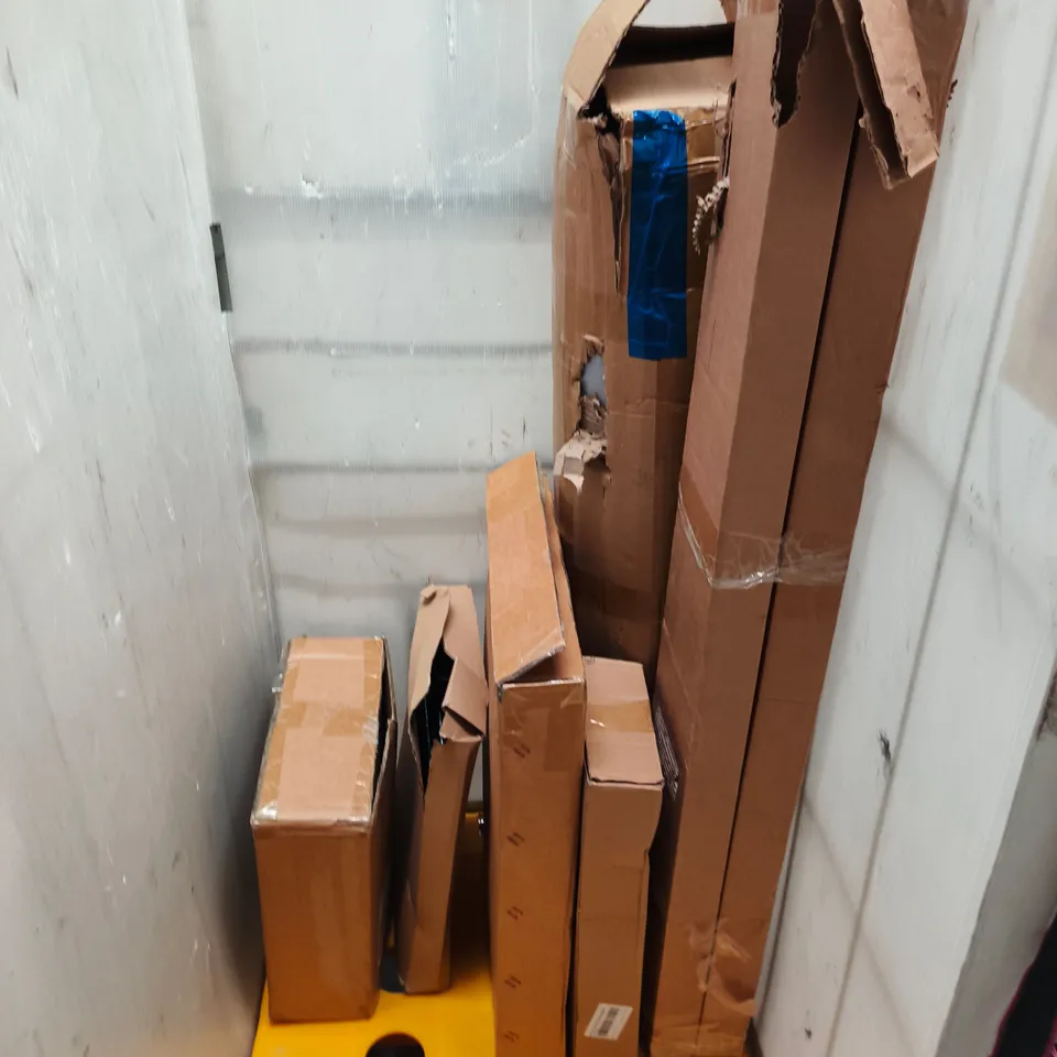 CAGE OF APPROXIMATELY 9 ASSORTED HOUSEHOLD ITEMS TO INCLUDE - PLASTIC TOILET SEAT - BLACK STORAGE TIN AND A MULTI COLOURED FLOOR MAT - COLLECTION ONLY