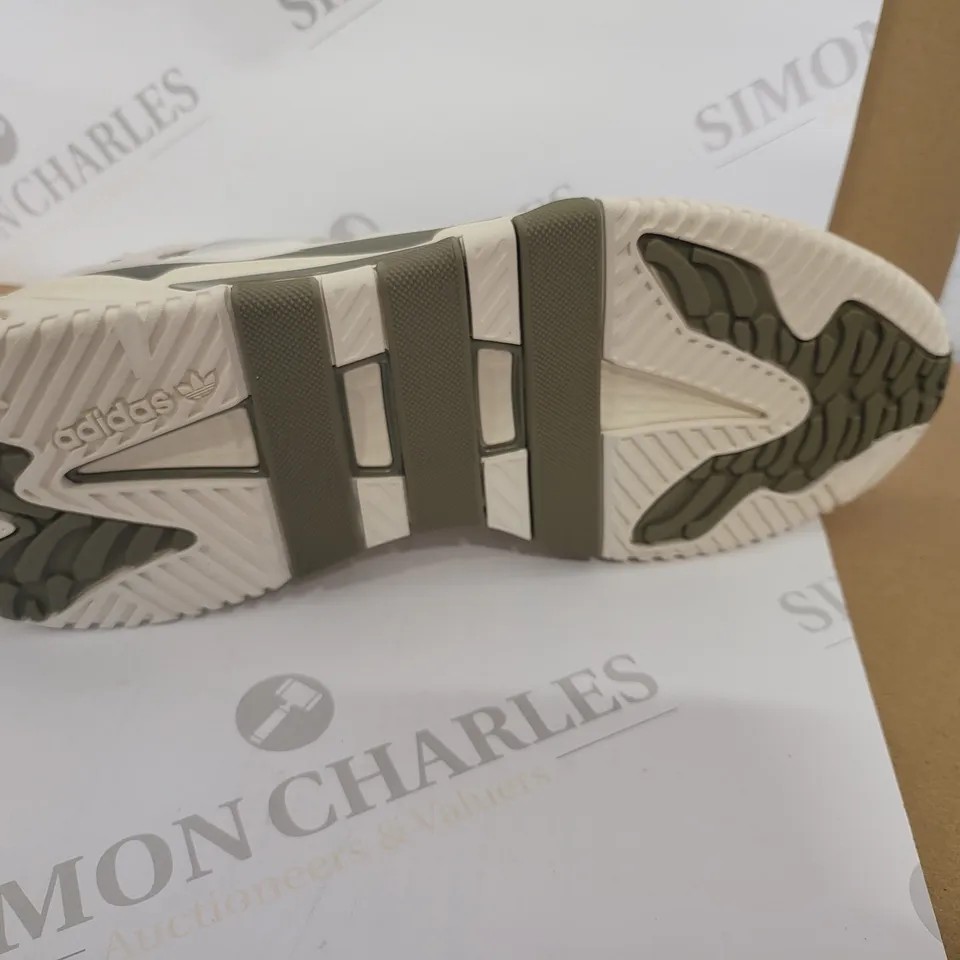WHITE/GREEN TRAINERS IN THE STYLE OF ADIDAS - SIZE 9 UK