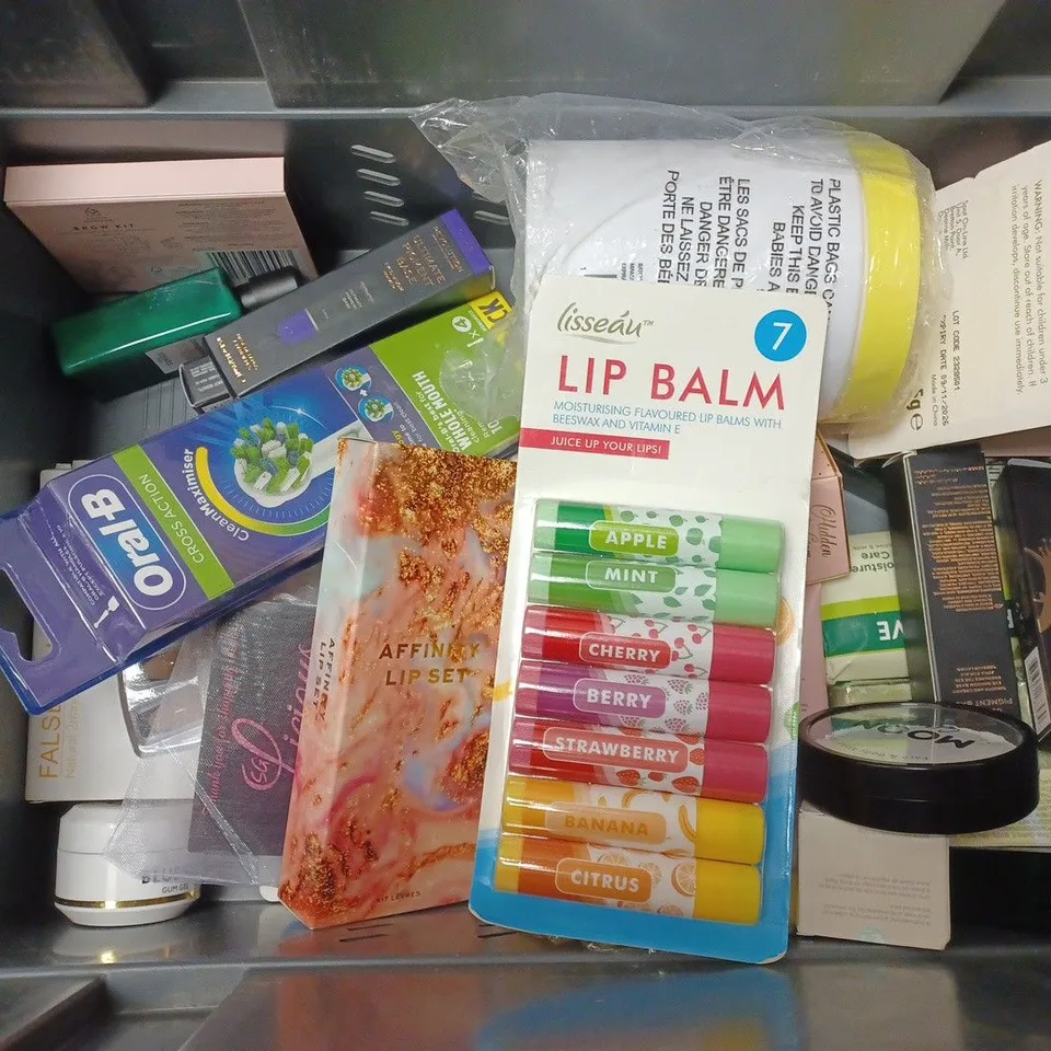 BOX OF APPROX 15 ASSORTED HEALTH AND BEAUTY ITEMS TO INCLUDE - LISSEAU LIP BALM - ORAL B CROSS ACTION TOOTHBRUSH HEADS - HEAD & SHOULDERS 2 IN 1 ETC