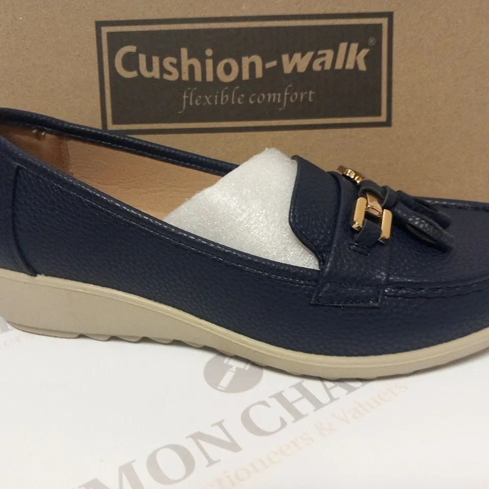 BOXED CUSHION WALK NAVY LOAFER SIZE 6